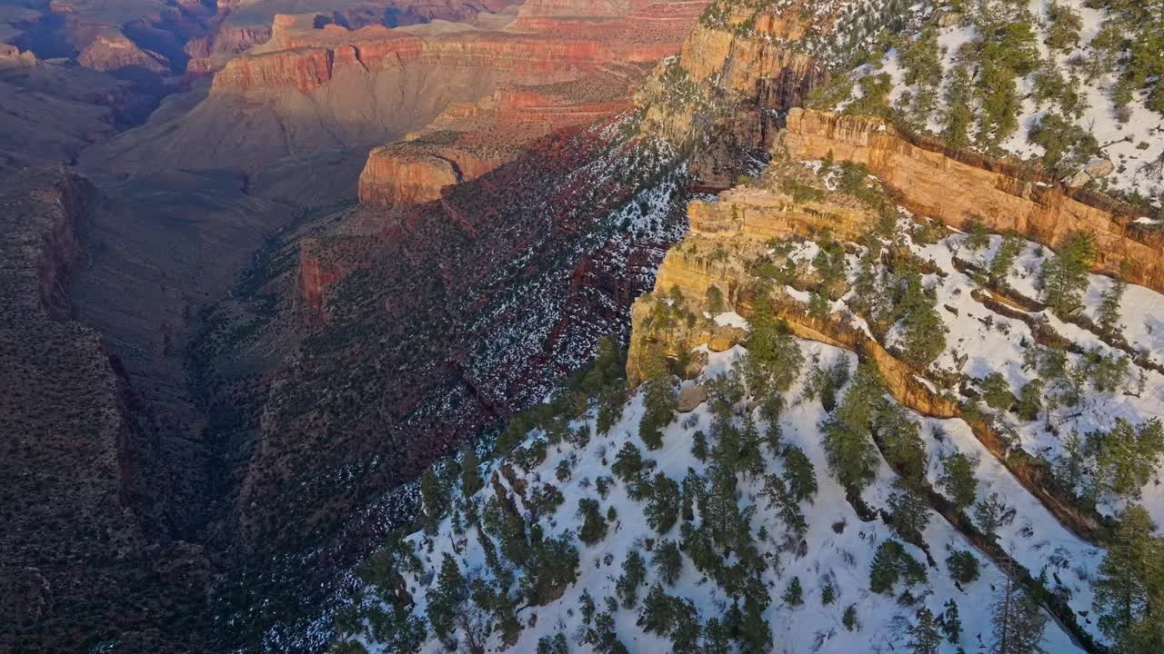 冰雪覆盖的大峡谷景观在亚利桑那州，美国-航拍视频素材