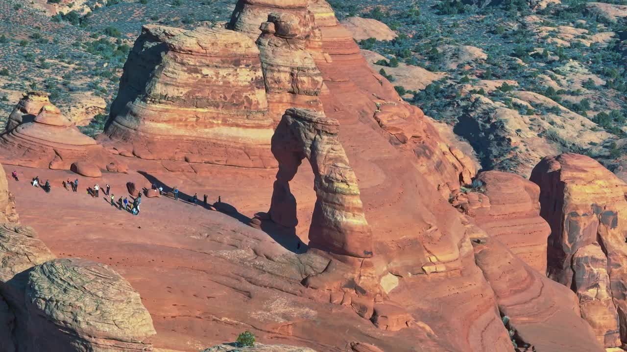 游客探索拱门国家公园的风景-空中无人机拍摄视频素材