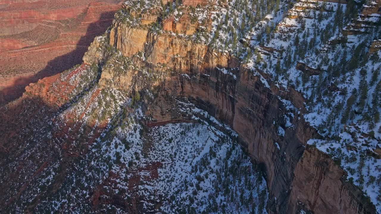 大峡谷国家公园覆盖着雪在亚利桑那州，美国空中无人机拍摄视频素材