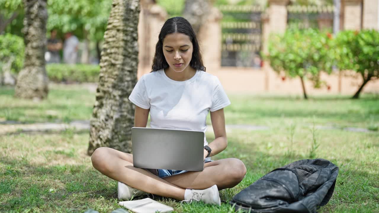 非裔美国女学生在大学校园使用笔记本电脑进行视频通话视频素材