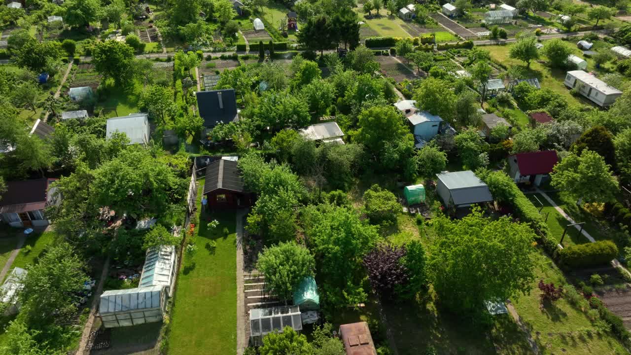 德国阳光明媚的夏日，鸟瞰施雷贝格花园殖民地视频素材