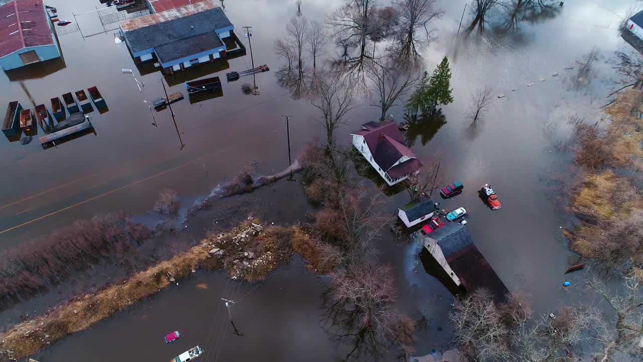 房屋被毁洪水淹没在水下全球变暖地球电影无人机视频素材