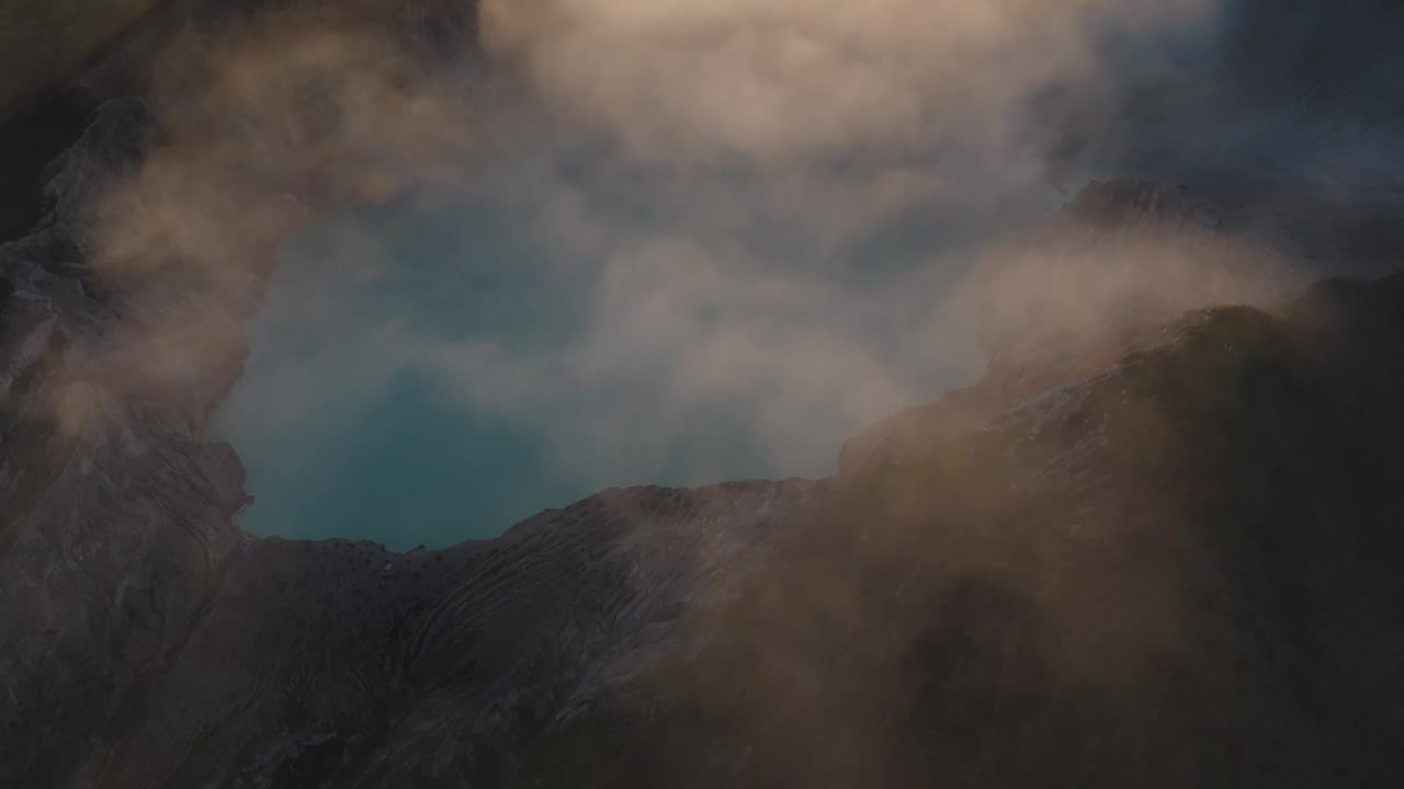 鸟瞰图从卡瓦伊真火山口，硫磺开采活火山，爪哇，印度尼西亚视频素材