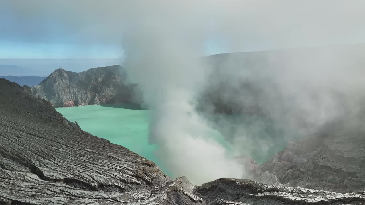 鸟瞰图从卡瓦伊真火山口，硫磺开采活火山，爪哇，印度尼西亚视频素材