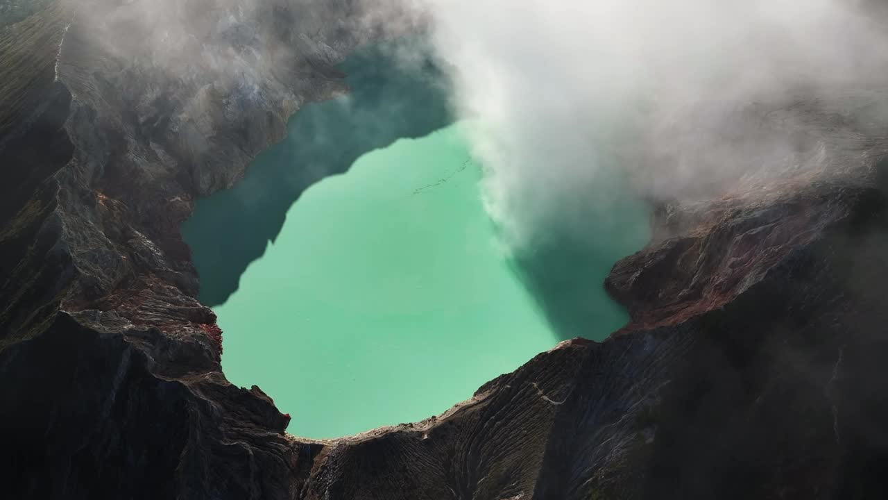 鸟瞰无人机绕轨道飞行，揭示印度尼西亚爪哇的卡瓦伊真火山口视频素材