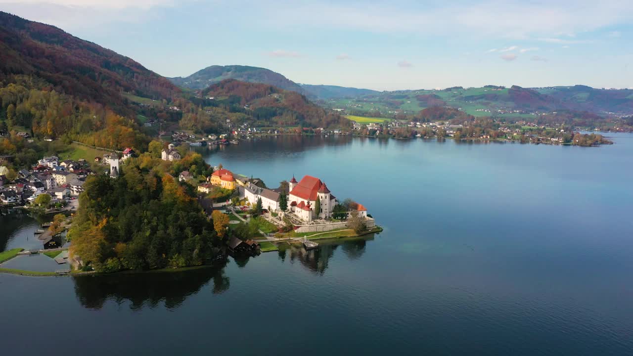 奥地利萨尔茨卡默古特的特劳恩湖上著名的特劳恩基兴教堂视频下载