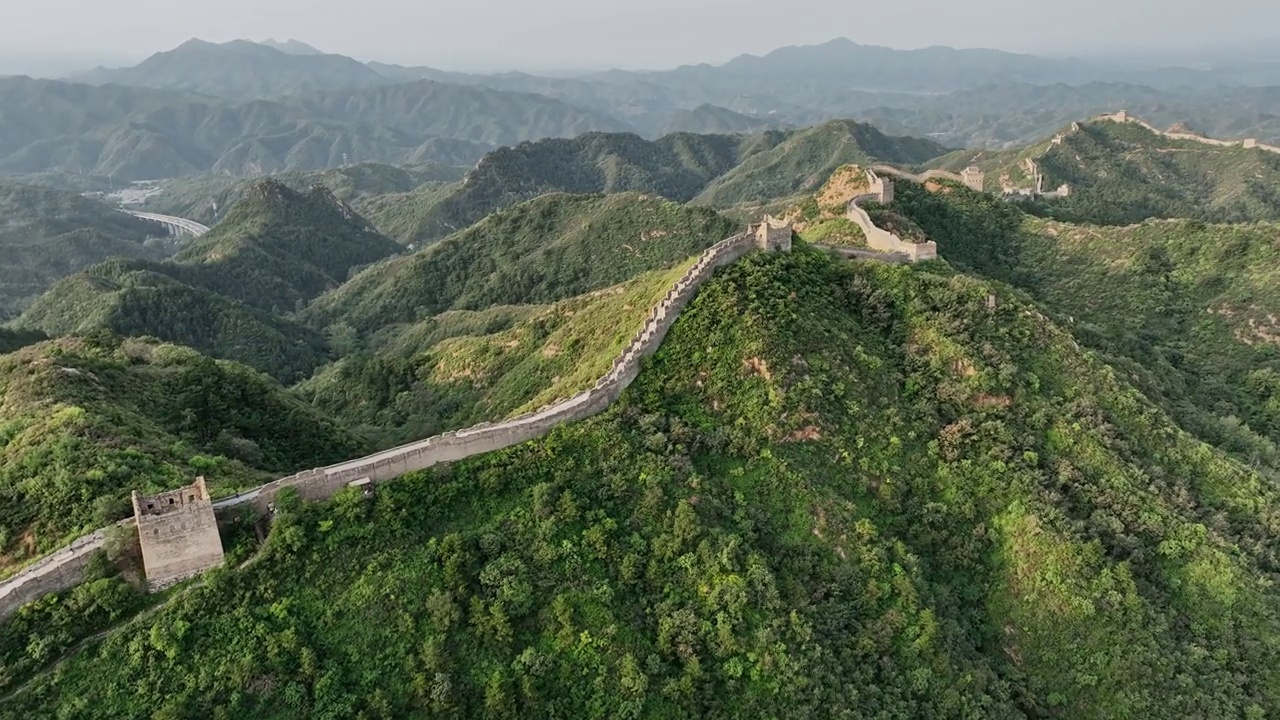 河北省承德滦平县金山岭段长城的鸟瞰图视频素材