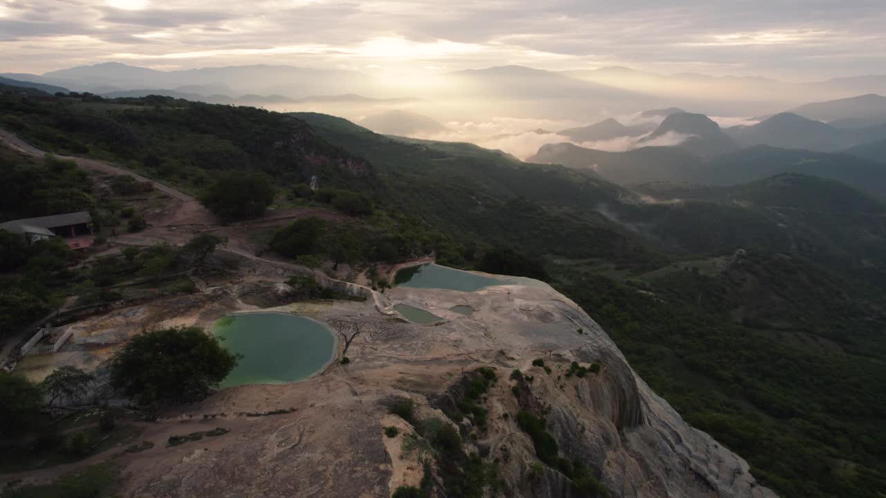 鸟瞰图的Hierve el Agua岩层在墨西哥，被称为石化瀑布。美丽的日落在山上视频素材