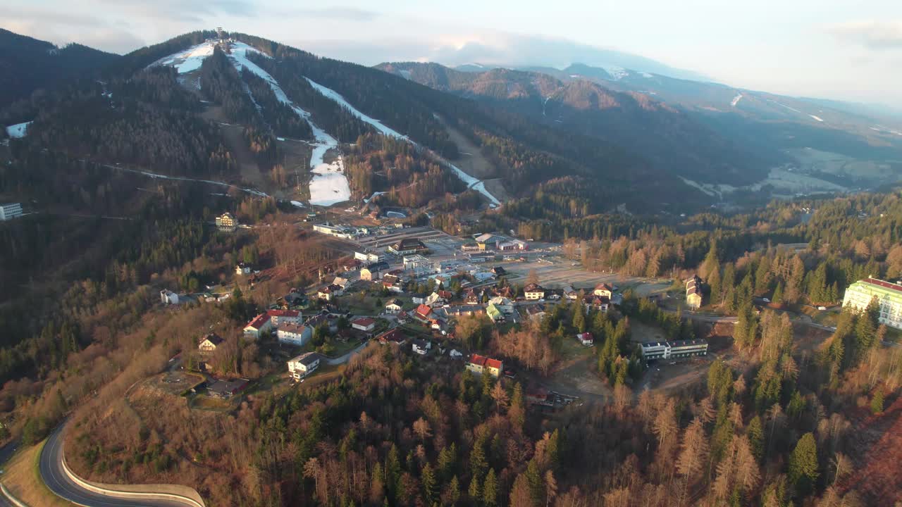 塞默林鸟瞰图，下奥地利。著名的滑雪中心和度假胜地在阳光明媚的秋日，无人机拍摄视频素材