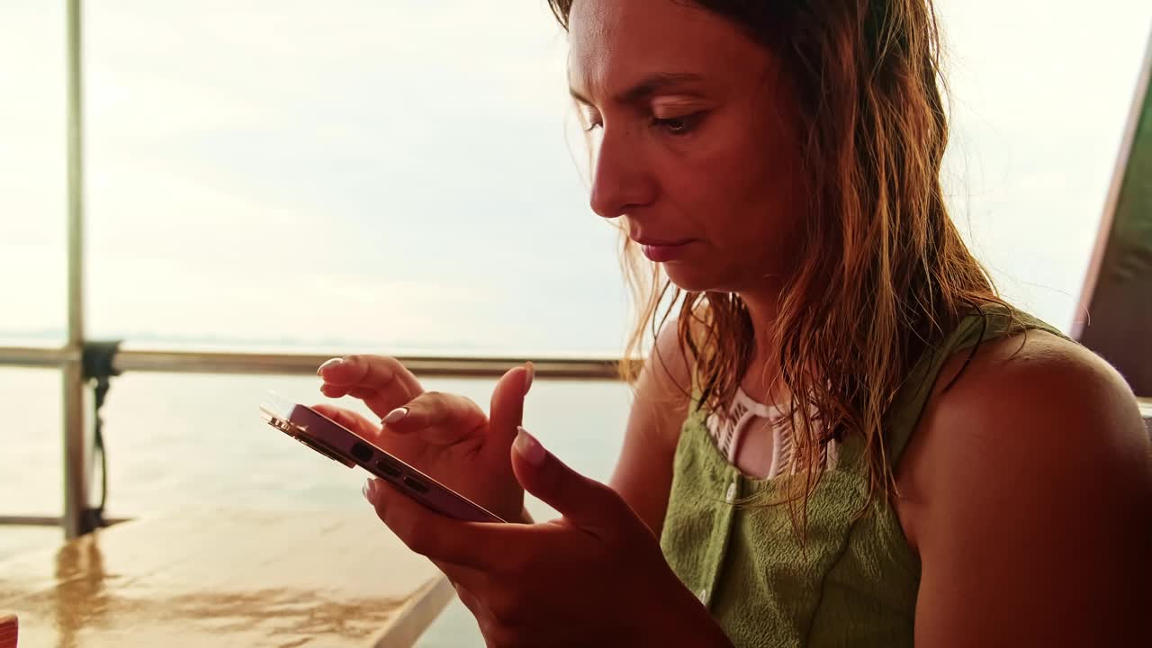 一个游艇上的女孩在用电话。船旅行视频下载