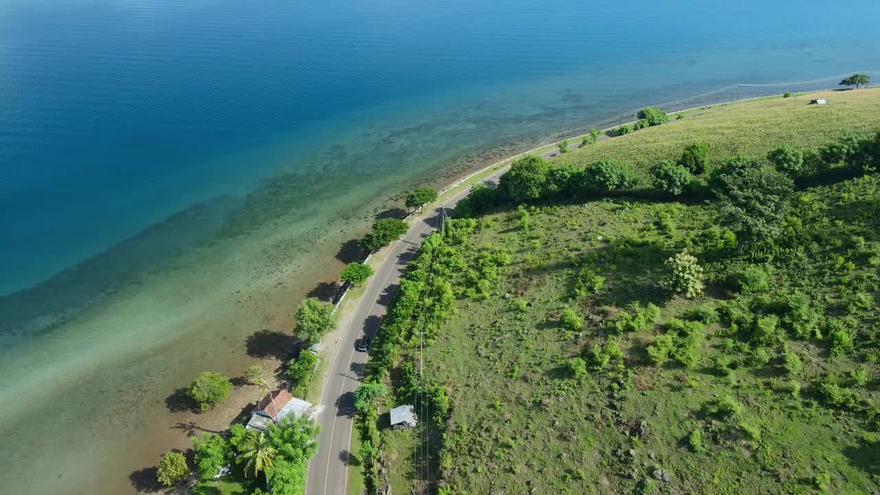 鸟瞰图的海洋海岸线与道路附近的海岸在松巴哇视频素材