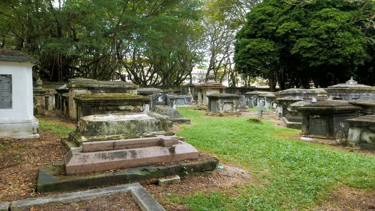 教堂墓地里满是许多年前死去的人的坟墓。锅离开视频素材