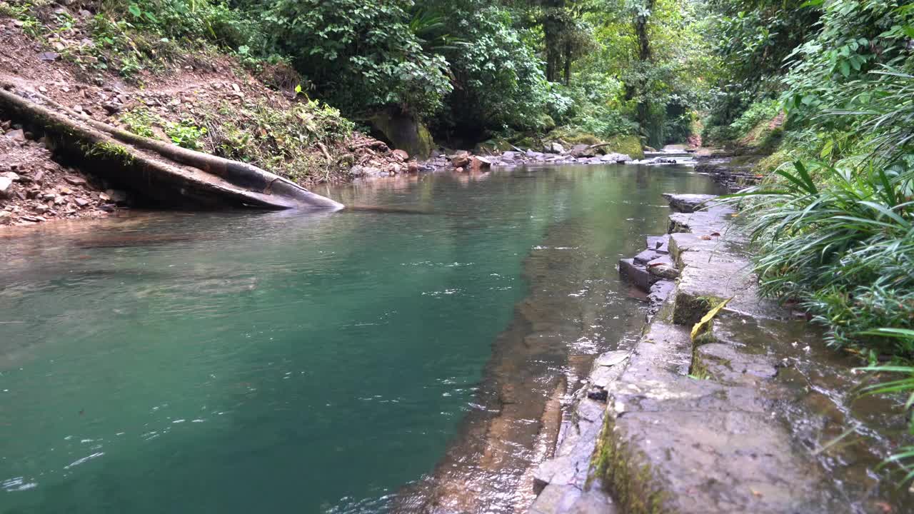 美丽的河流和天然的瀑布视频下载