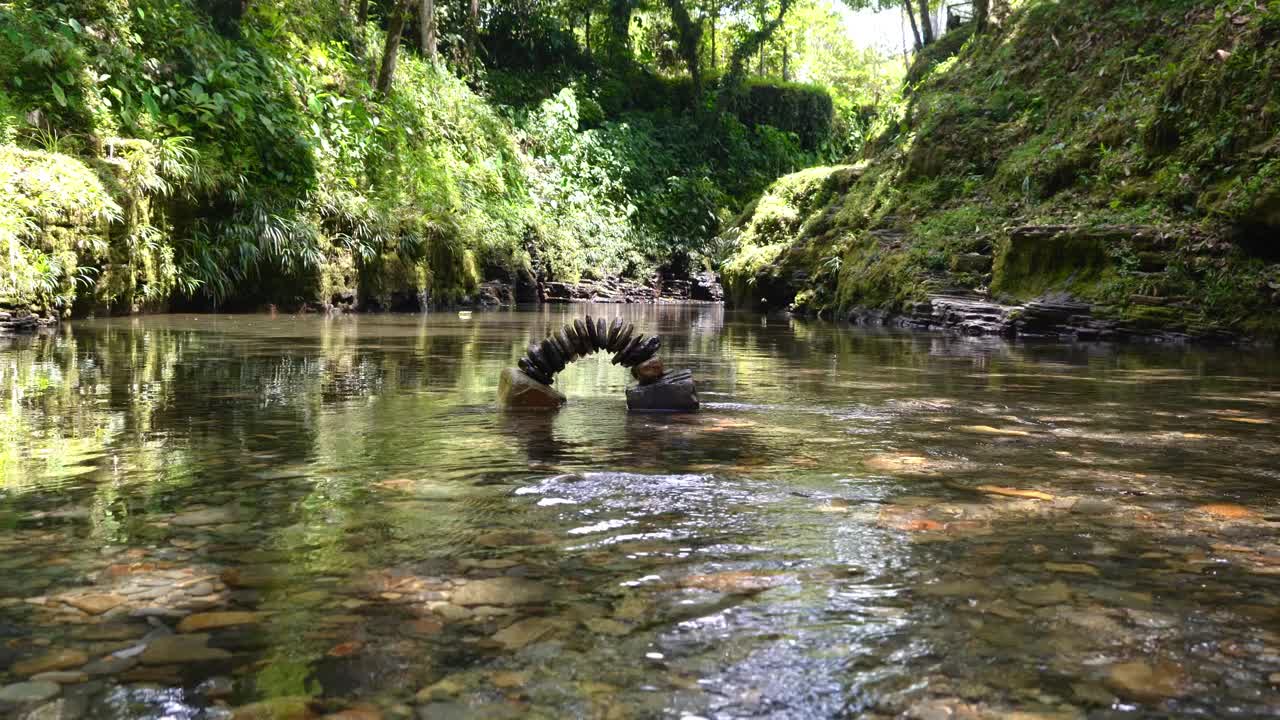 自然艺术，在河中平衡石头，冥想视频下载