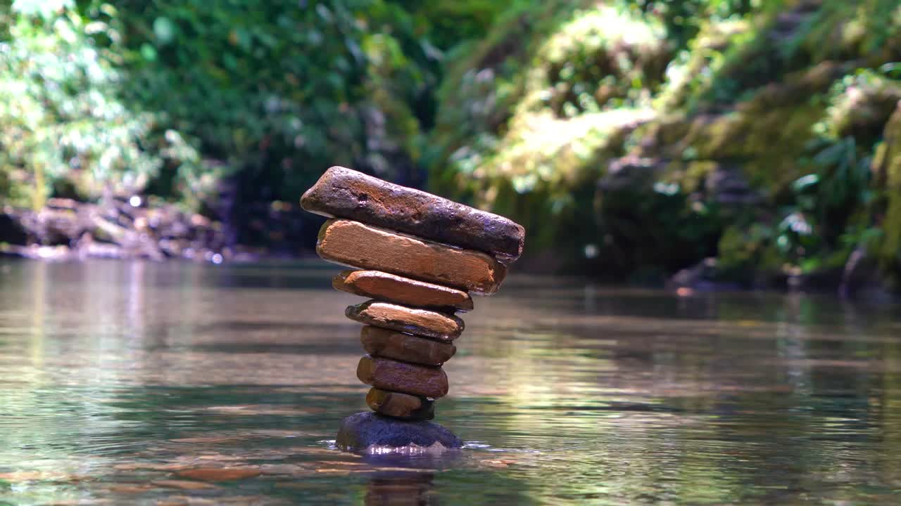 自然艺术，在河中平衡石头，冥想视频下载