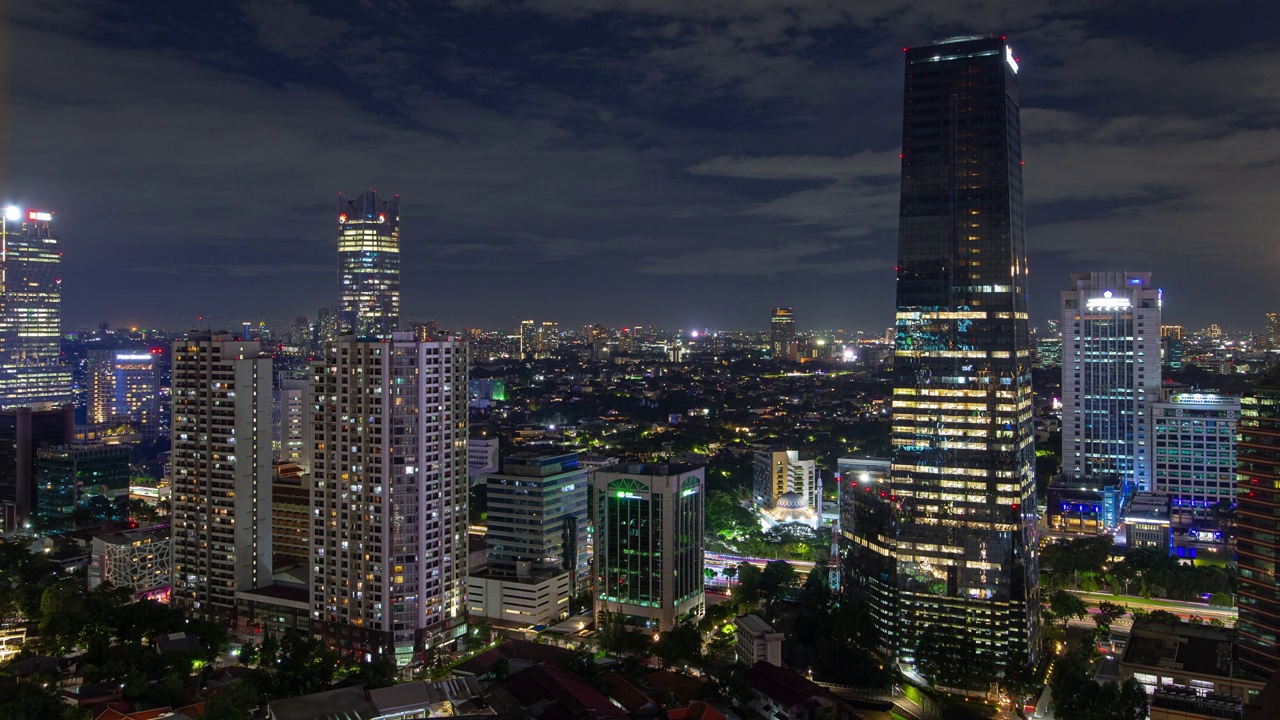 夜间照亮雅加达市中心的屋顶全景4k延时拍摄印度尼西亚视频素材