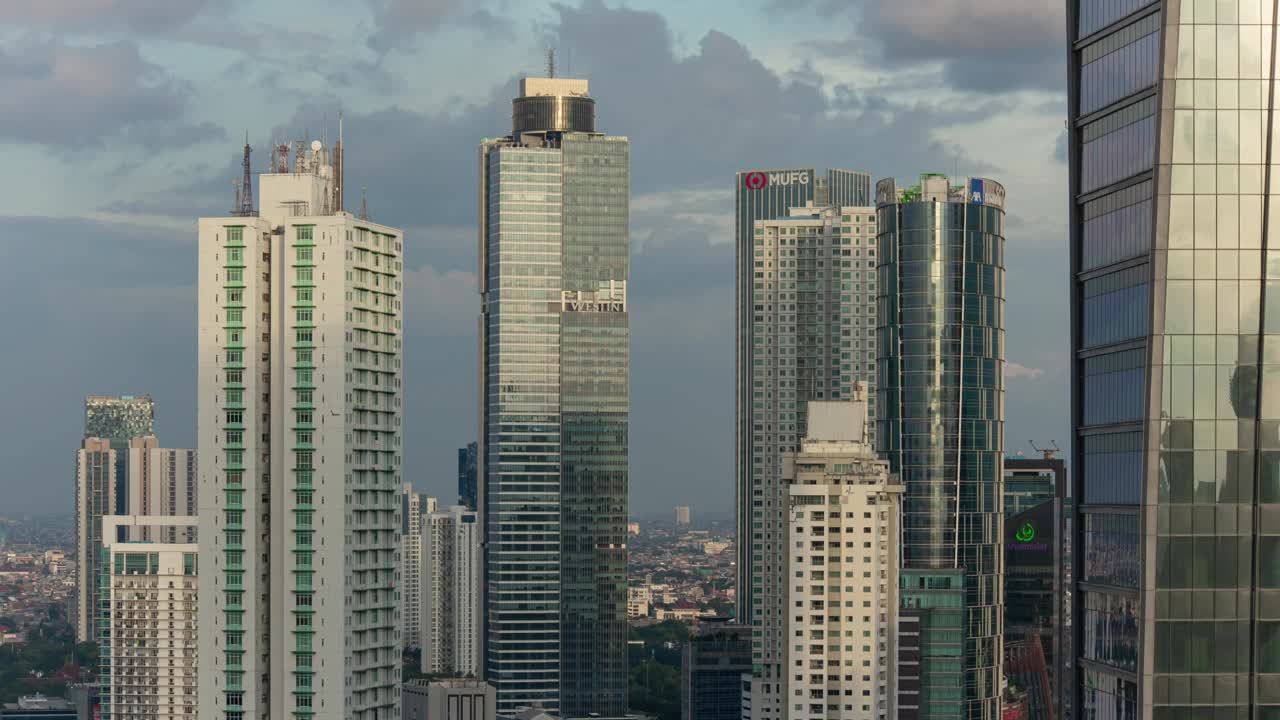 风暴天空日落时间雅加达市中心现代建筑屋顶全景4k延时拍摄印度尼西亚视频素材