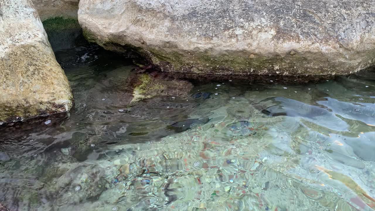 日出时，海面上有岩石视频素材