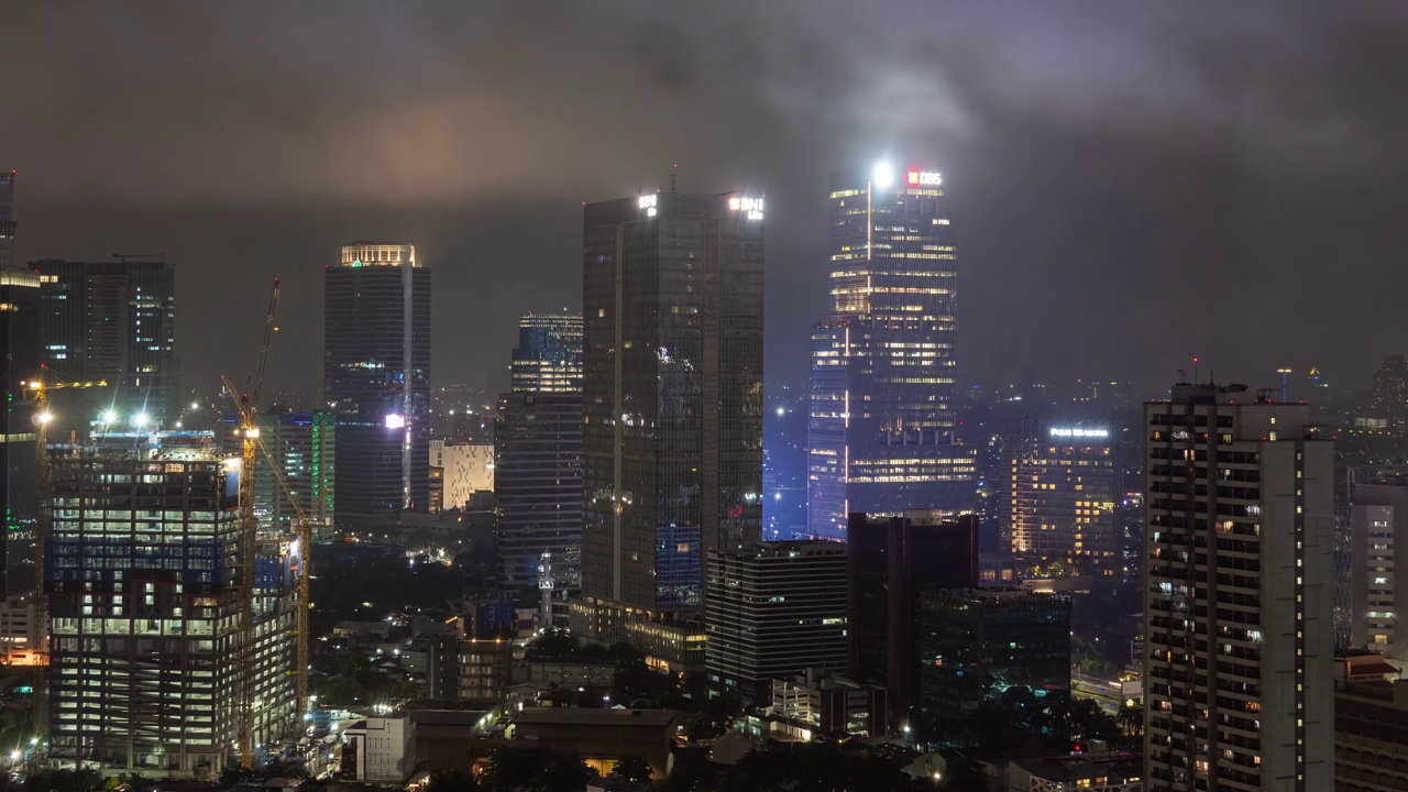 夜间照明阴雨天气雅加达市中心屋顶全景4k延时拍摄印度尼西亚视频素材