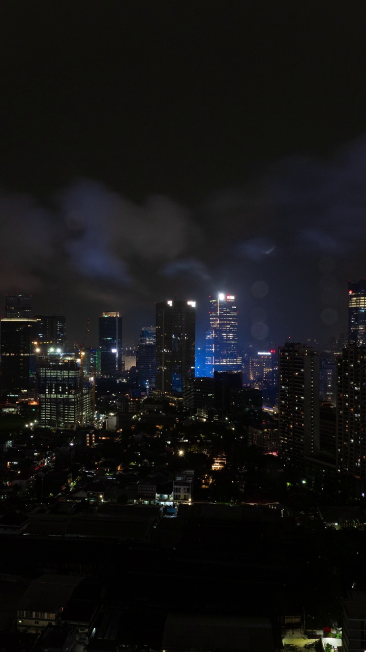 夜间照明阴雨天气雅加达市中心屋顶垂直全景4k延时拍摄印度尼西亚视频素材