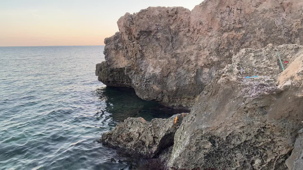 日出时，海面上有岩石视频素材