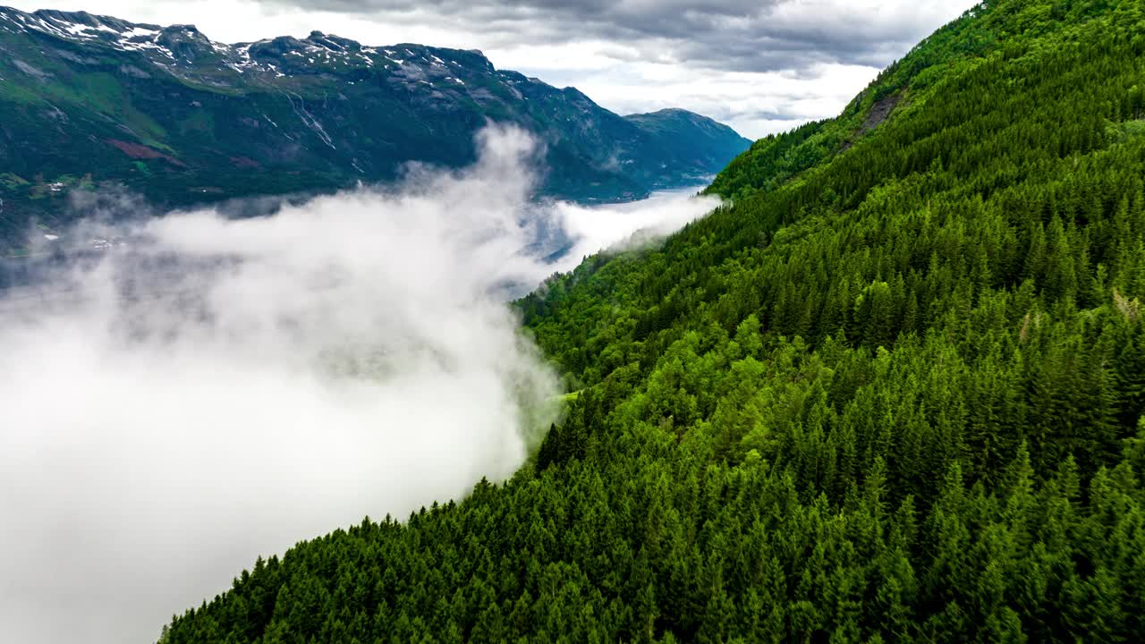 挪威哈当尔峡湾，空中超俯拍摄神秘的旋涡山雾视频素材