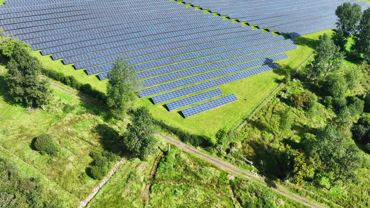 太阳能农场的太阳能光伏板产生可再生电力的航拍视频视频素材