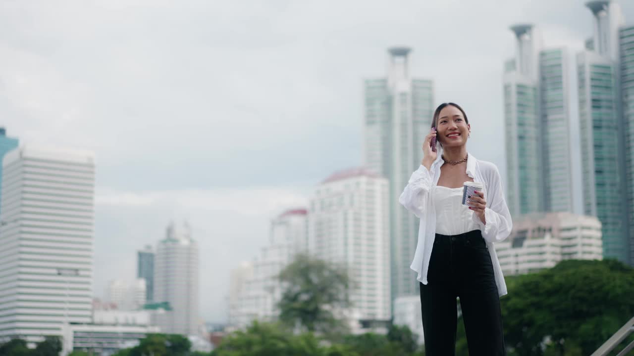 微笑的女商人接了一个电话视频素材