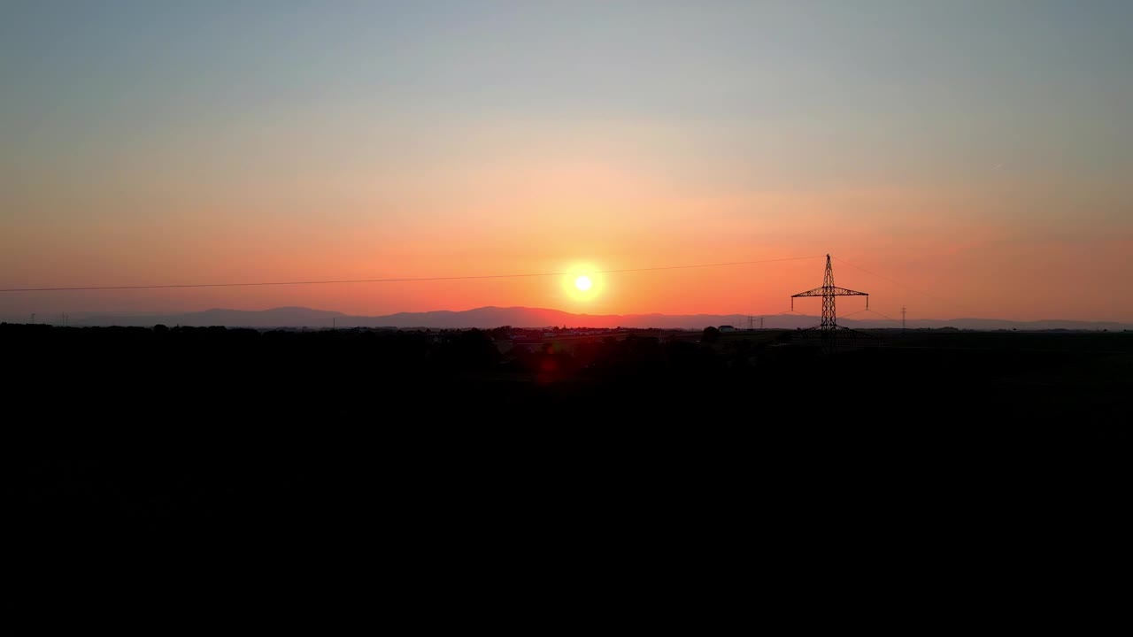 夜间日落，日落时自然剪影的戏剧性场景。航拍广角视频素材