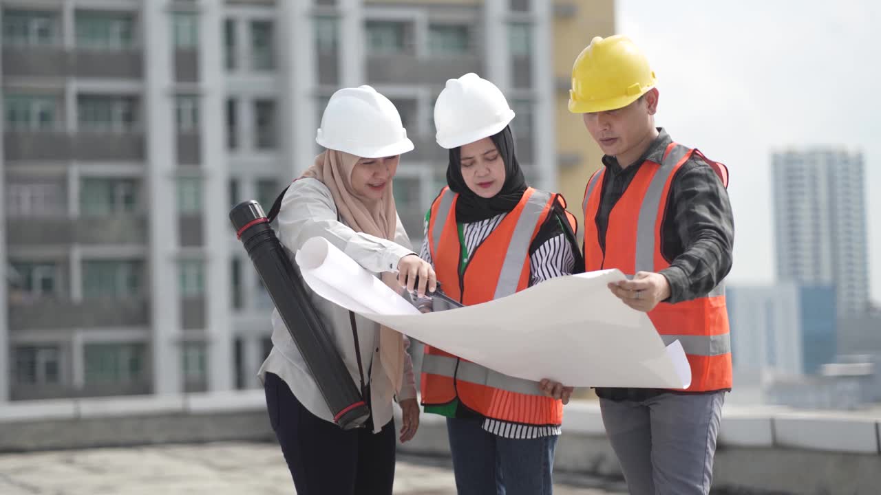 建筑师和工程师握着蓝图讨论视频素材