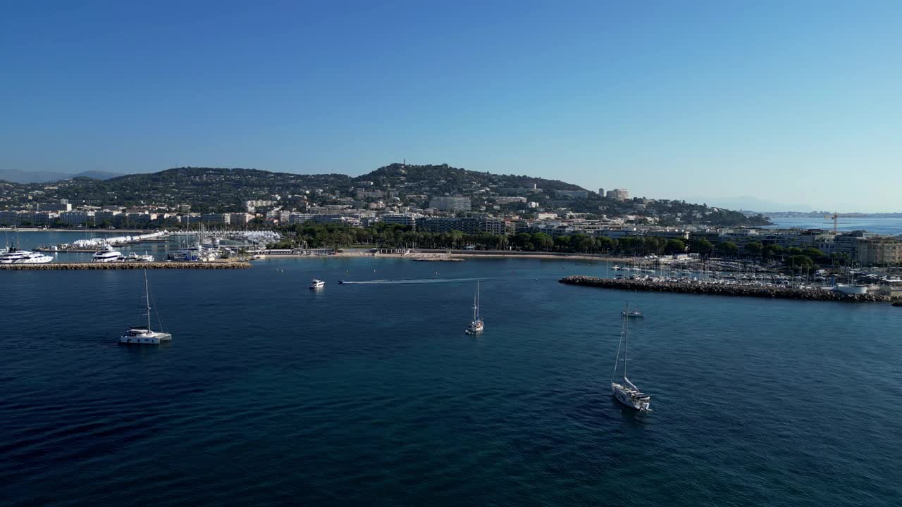 法国蔚蓝海岸附近的地中海上航行的船只鸟瞰图视频素材