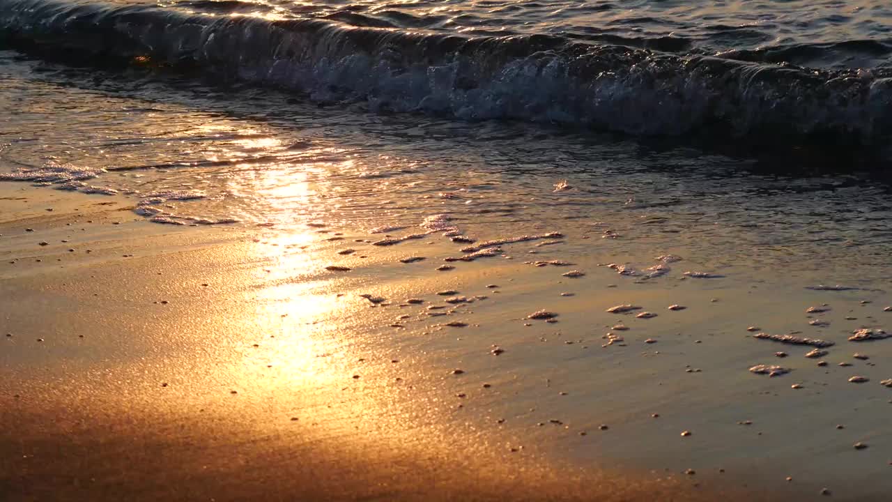 海浪金色的沙滩，海浪，日落的海景视频素材