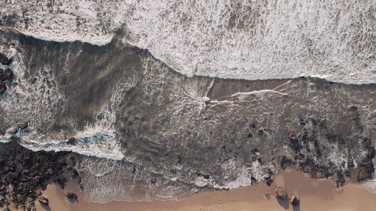 海滩上空的空中海浪视频素材