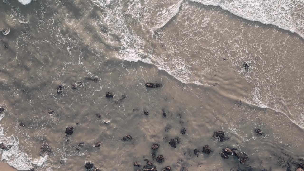 海滩上空的空中海浪视频素材