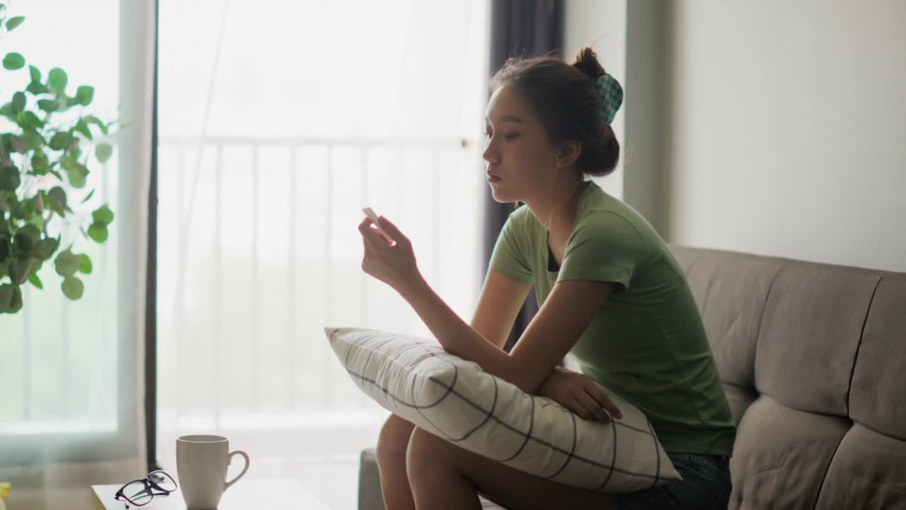 悲伤的年轻女子感到压力，担心意外怀孕视频素材