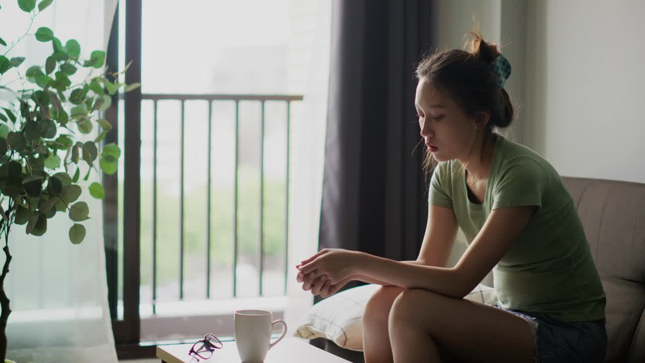 悲伤的年轻女子感到压力，担心意外怀孕视频素材