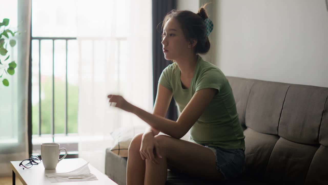 悲伤的年轻女子感到压力，担心意外怀孕视频素材