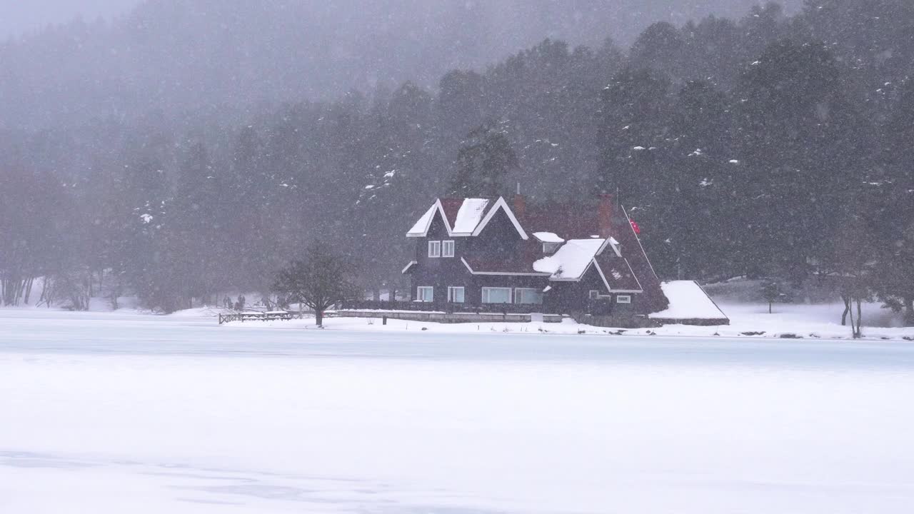 戈尔库克湖美丽的冬季景色。冬天小木屋和森林的降雪景观。Gölcük土耳其博卢自然公园。视频素材