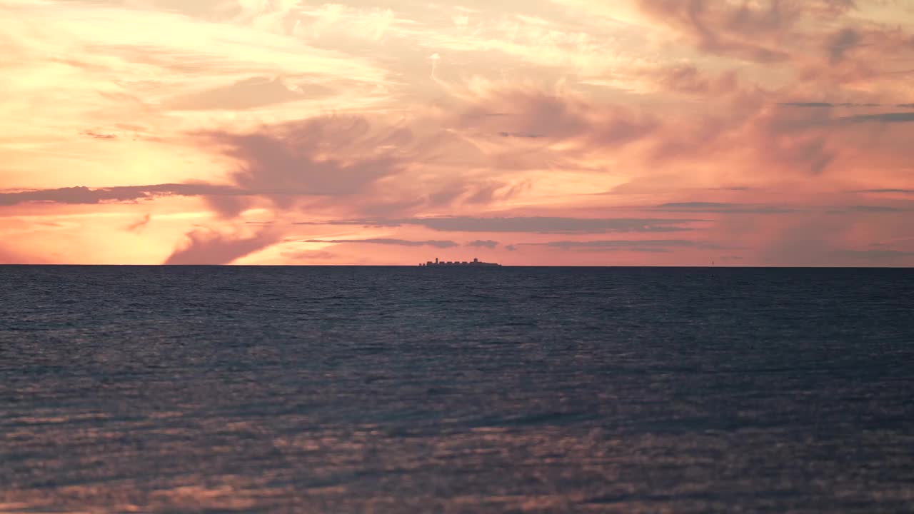 红色的日落在海上视频4K。太阳接近地平线。红色的天空,视频素材