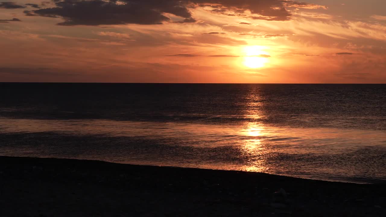 红色的日落在海上视频4K。太阳接近地平线。红色的天空,视频素材