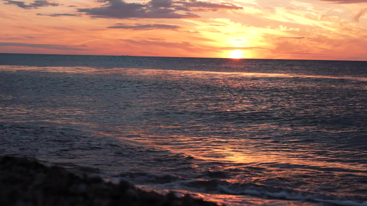 红色的日落在海上视频4K。太阳接近地平线。红色的天空,视频素材