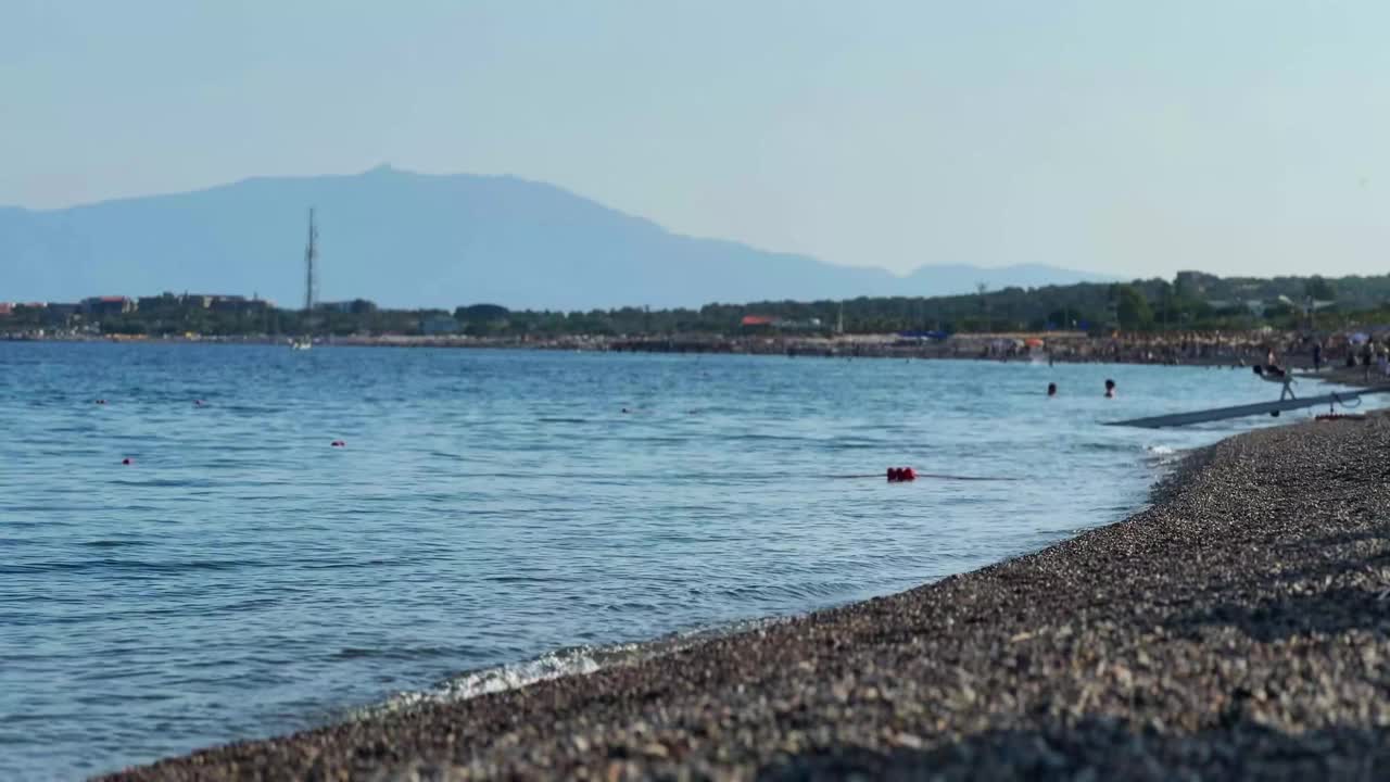 配备安全的救援游泳区。海浴区围篱，景色优美。宁静的休息。股票视频视频素材