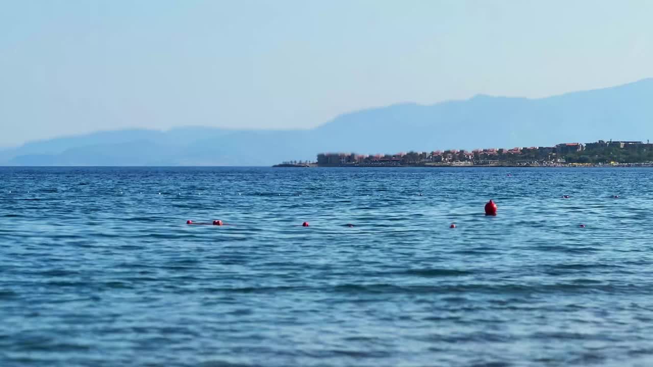 配备安全的救援游泳区。海浴区围篱，景色优美。宁静的休息。股票视频视频素材