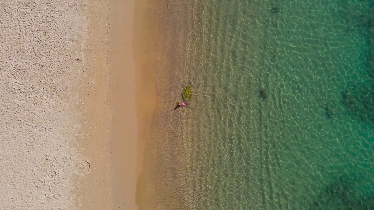 俯瞰沙滩与海水在日落视频素材