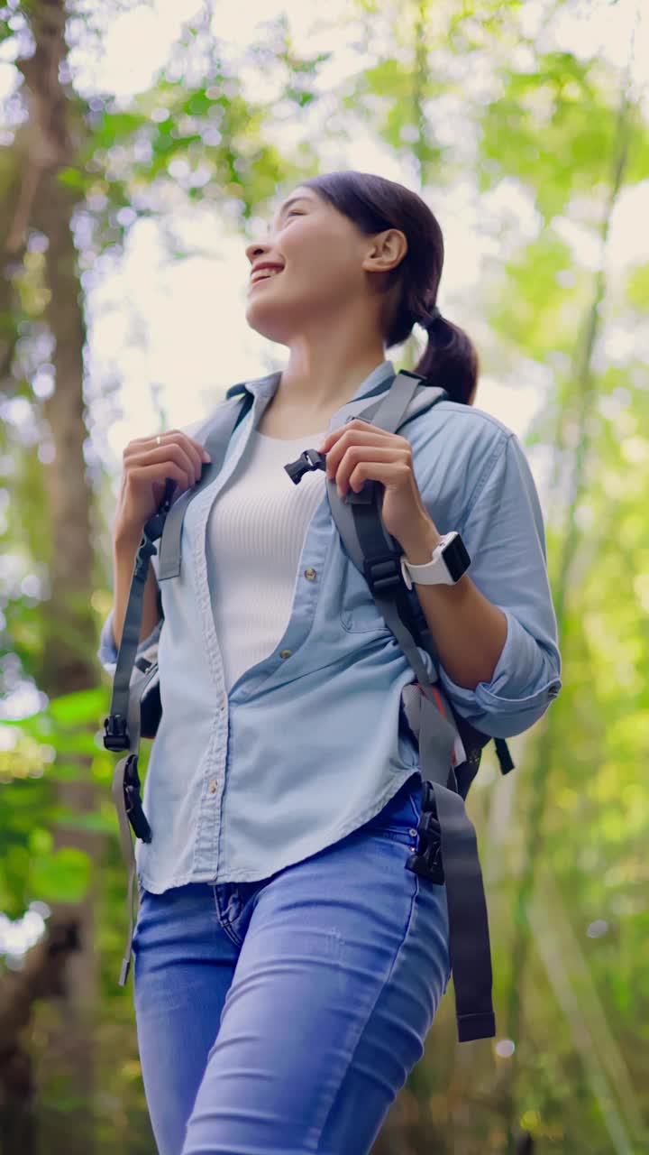 在山上徒步旅行的亚洲妇女视频素材