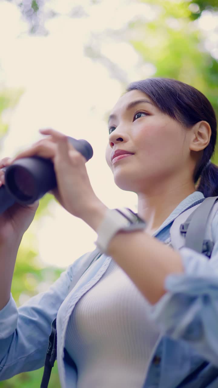 在山上徒步旅行的亚洲妇女视频素材