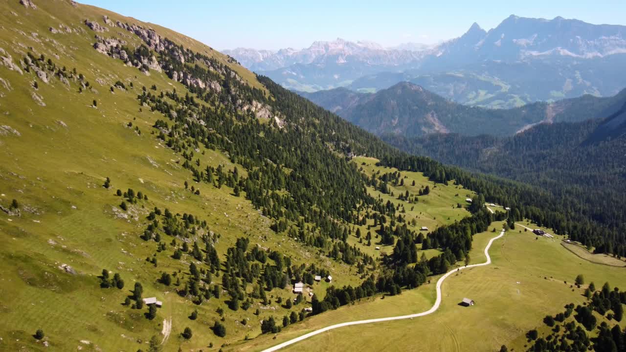 意大利白云石的高山风景。步道与自然景观的无人机店视频素材