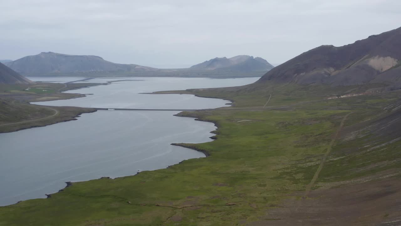 冰岛西部Snaefellsnes的Seljafjordur山脉、峡湾、火山口和熔岩场全景。-天线盘视频素材