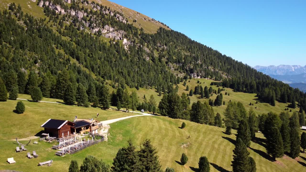 美丽的鸟瞰图，质朴的木屋在山顶和风景如画的山景。视频素材