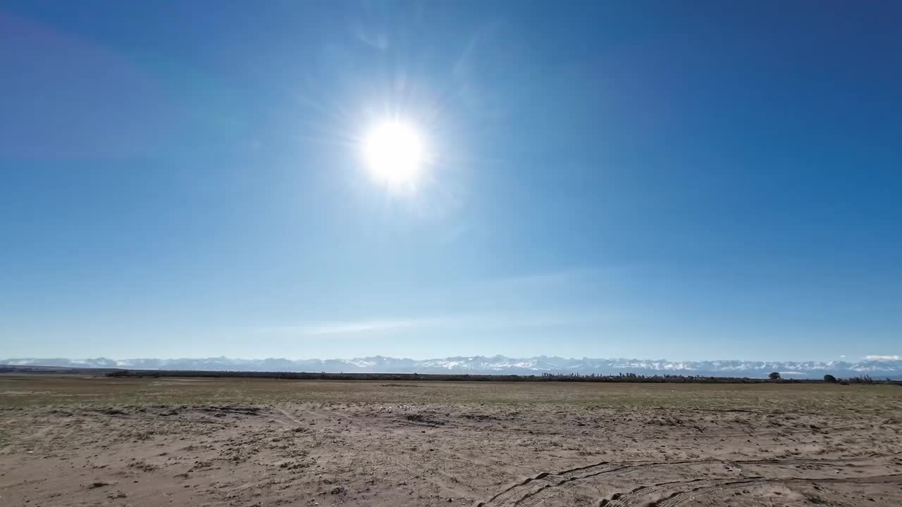 Issyk-Kul湖岸雪山全景视频素材